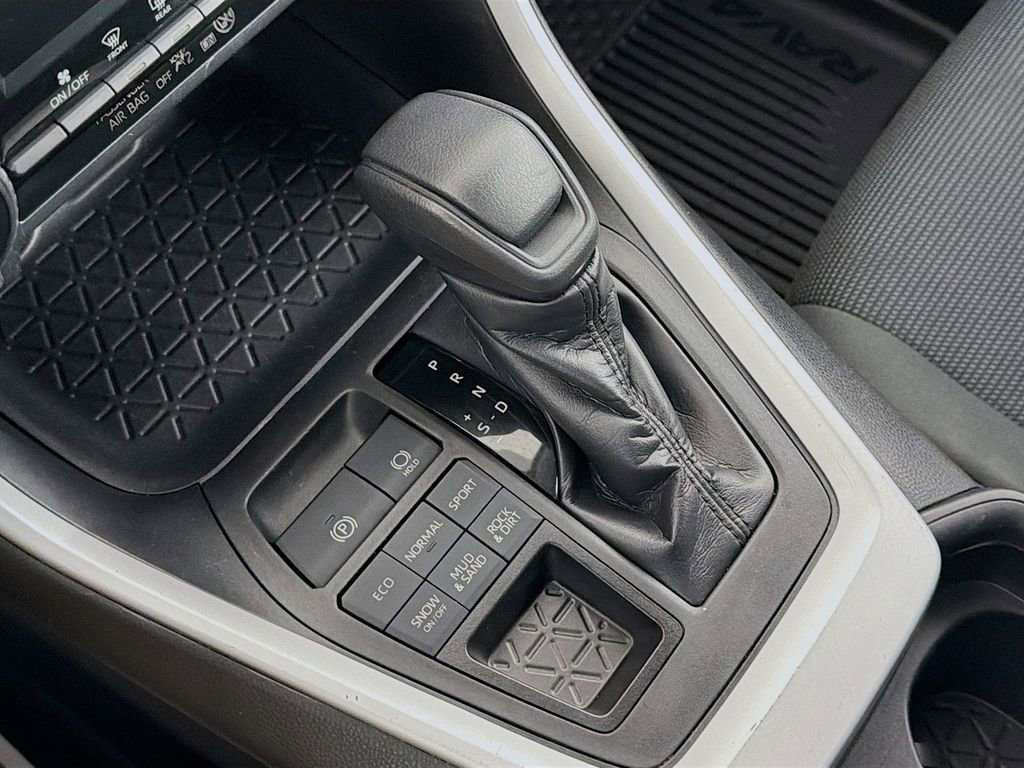 Used 2020 Toyota RAV4 LE w/ Carpet Mat Package image 18