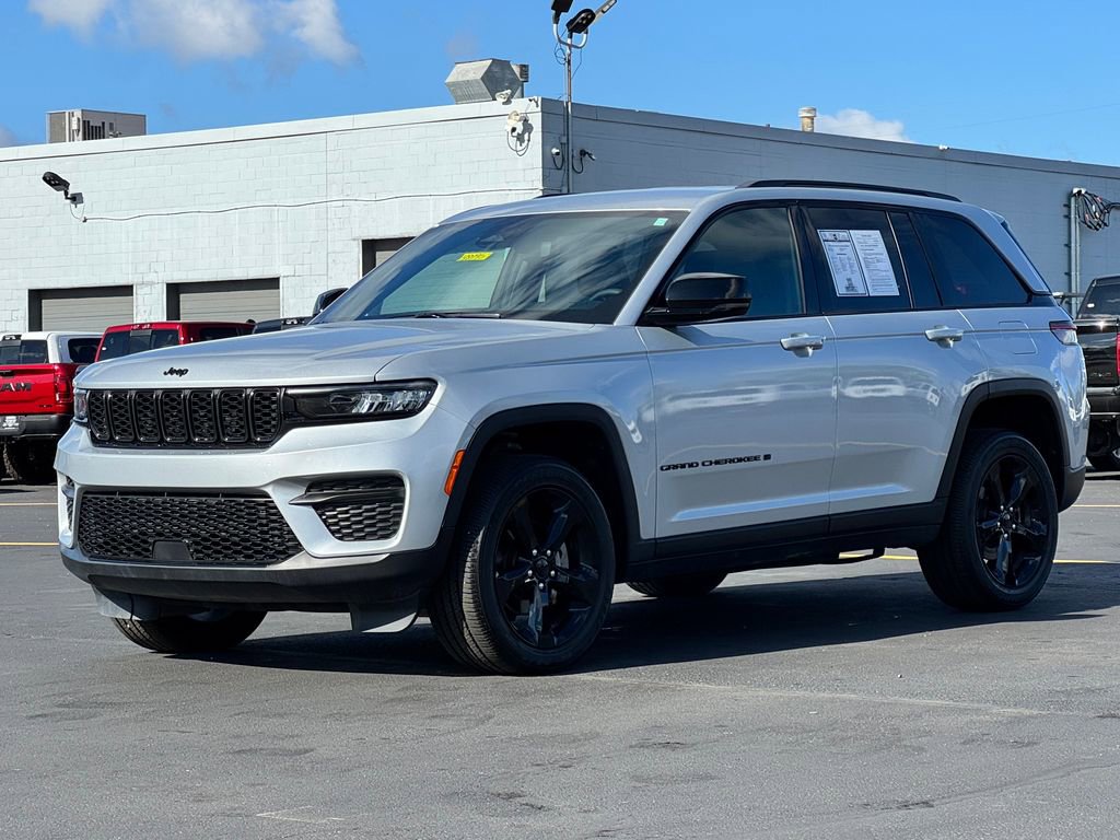 Used 2024 Jeep Grand Cherokee Altitude image 3