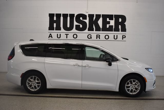 Used 2024 Chrysler Pacifica Touring-L FWD image 2