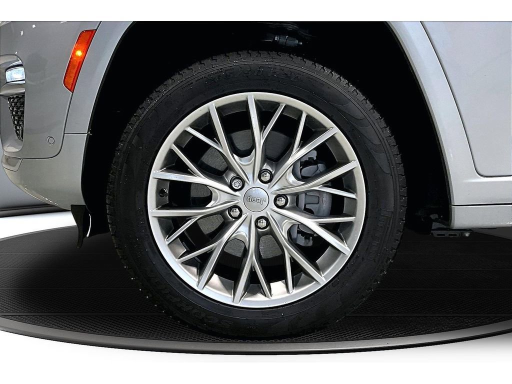 Used 2024 Jeep Grand Cherokee Summit w/ Luxury Tech Group V image 11