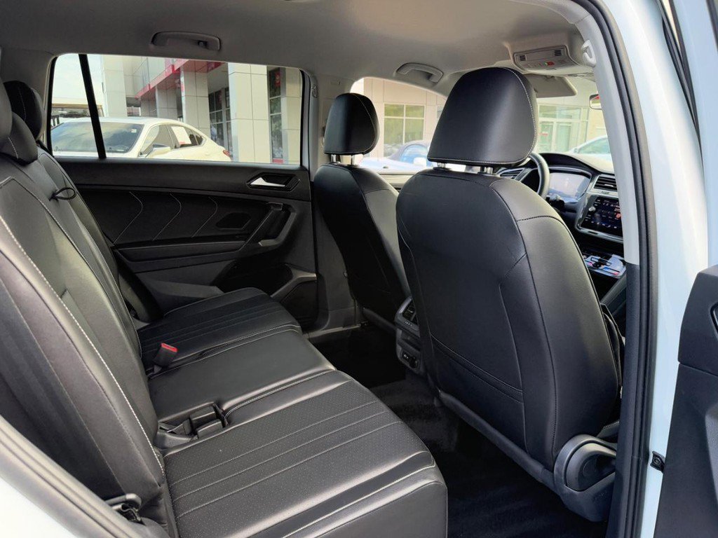 Used 2024 Volkswagen Tiguan SE image 10