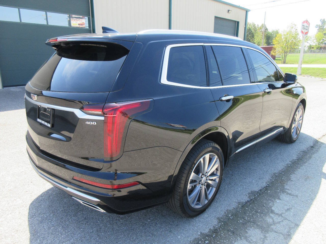 Used 2025 Cadillac XT6 Premium Luxury w/ Technology Package FWD image 6