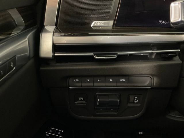 Used 2025 Cadillac Escalade Premium Luxury AWD/4WD image 21