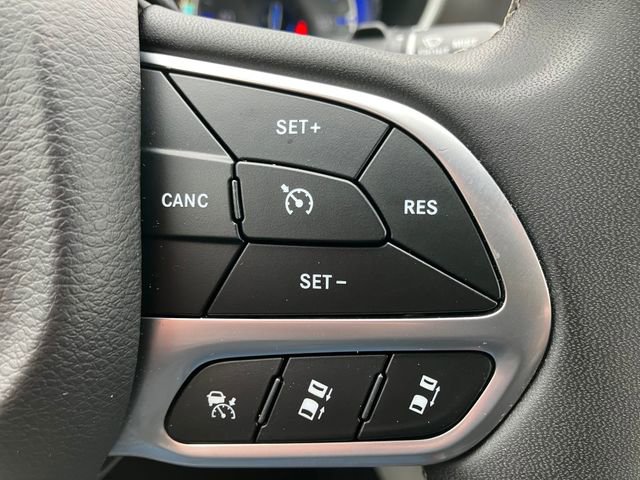 Used 2024 Chrysler Pacifica Touring-L image 7