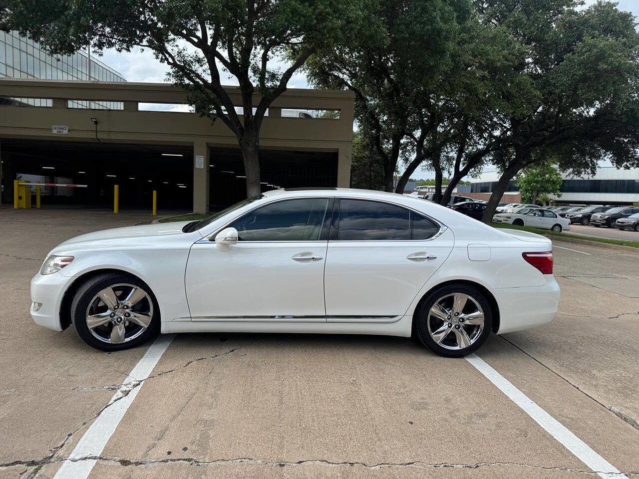 Used 2011 Lexus LS 460 w/ Comfort Pkg RWD image 3