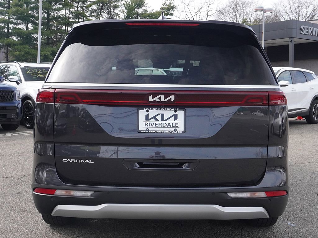 Used 2024 Kia Carnival EX image 12