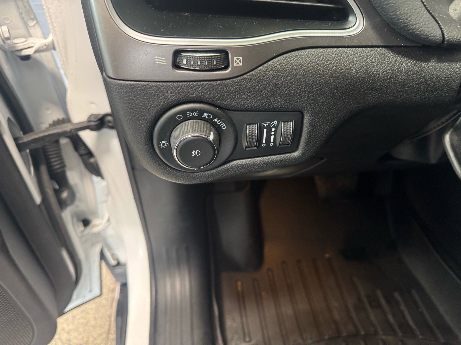 Used 2021 Jeep Cherokee Latitude Lux image 17