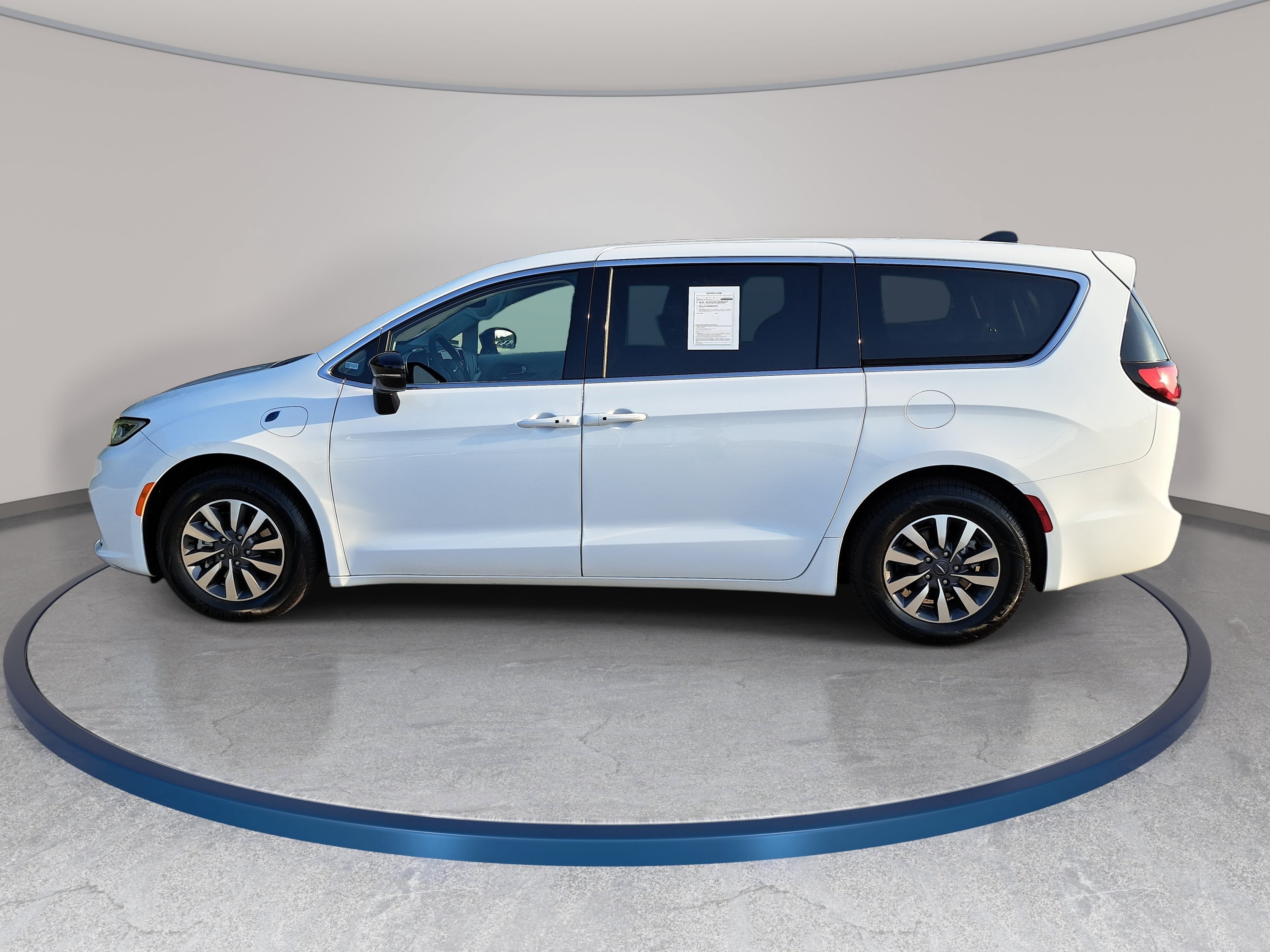 Used 2024 Chrysler Pacifica Limited FWD image 8
