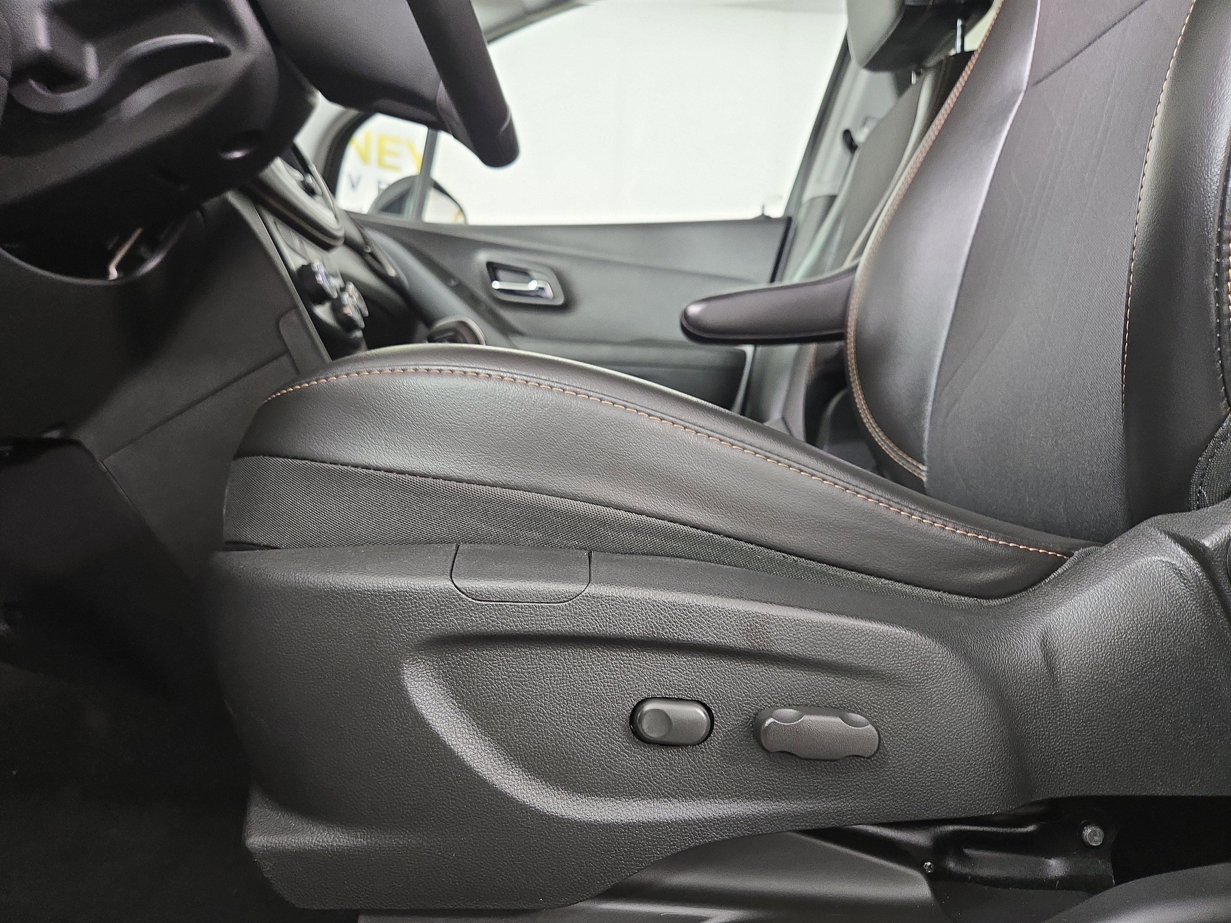 Used 2019 Chevrolet Trax LT w/ Redline Edition image 29