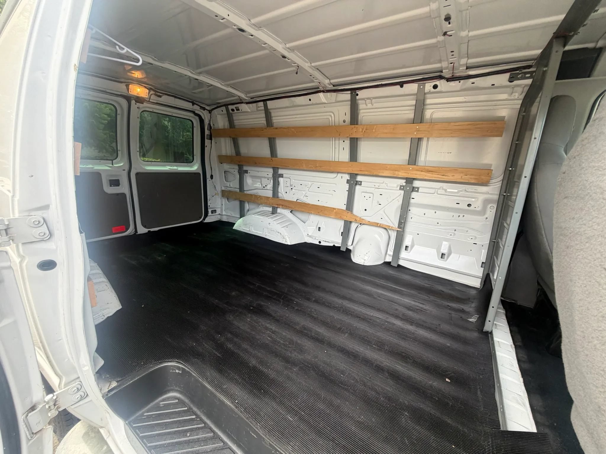 Used 2014 Ford E-250 and Econoline 250 w/ Power Group RWD image 9
