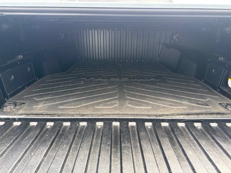 Used 2017 Toyota Tacoma TRD Sport AWD/4WD image 11