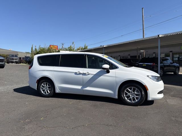 Used 2022 Chrysler Voyager LX FWD image 7