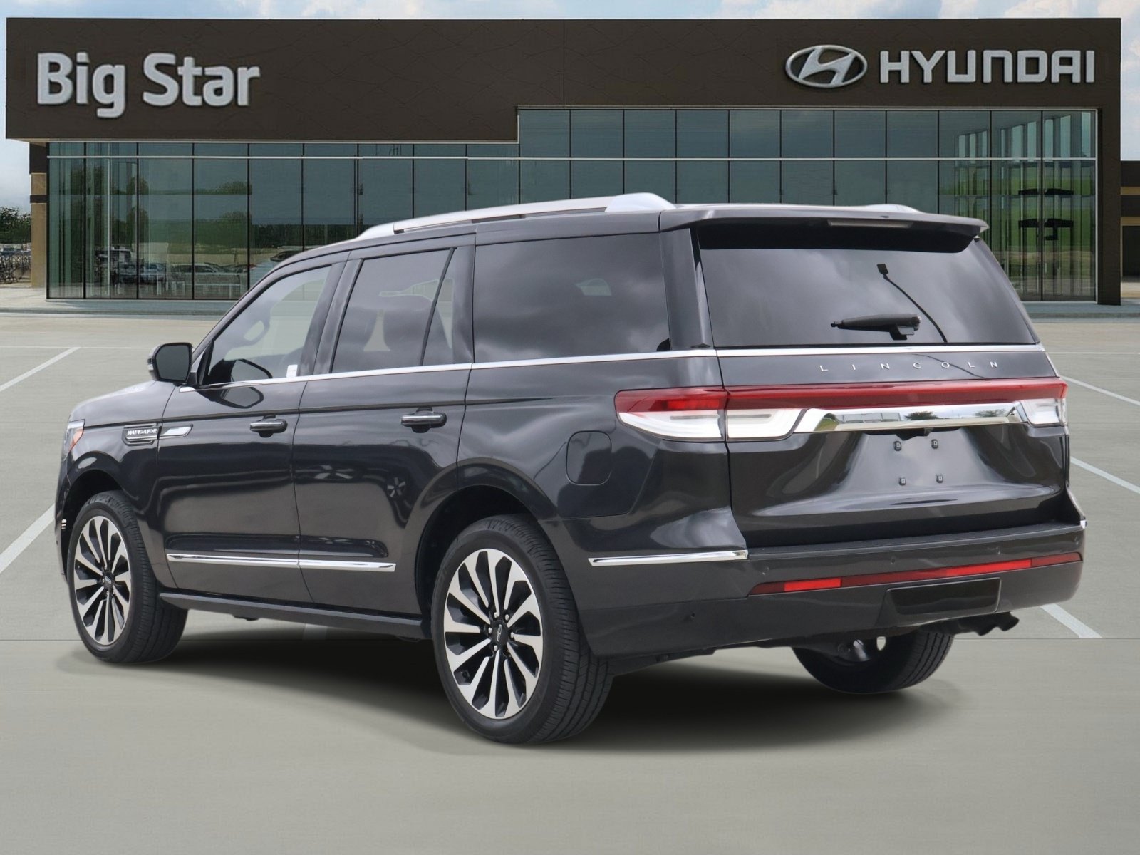 Used 2023 Lincoln Navigator Reserve RWD image 3