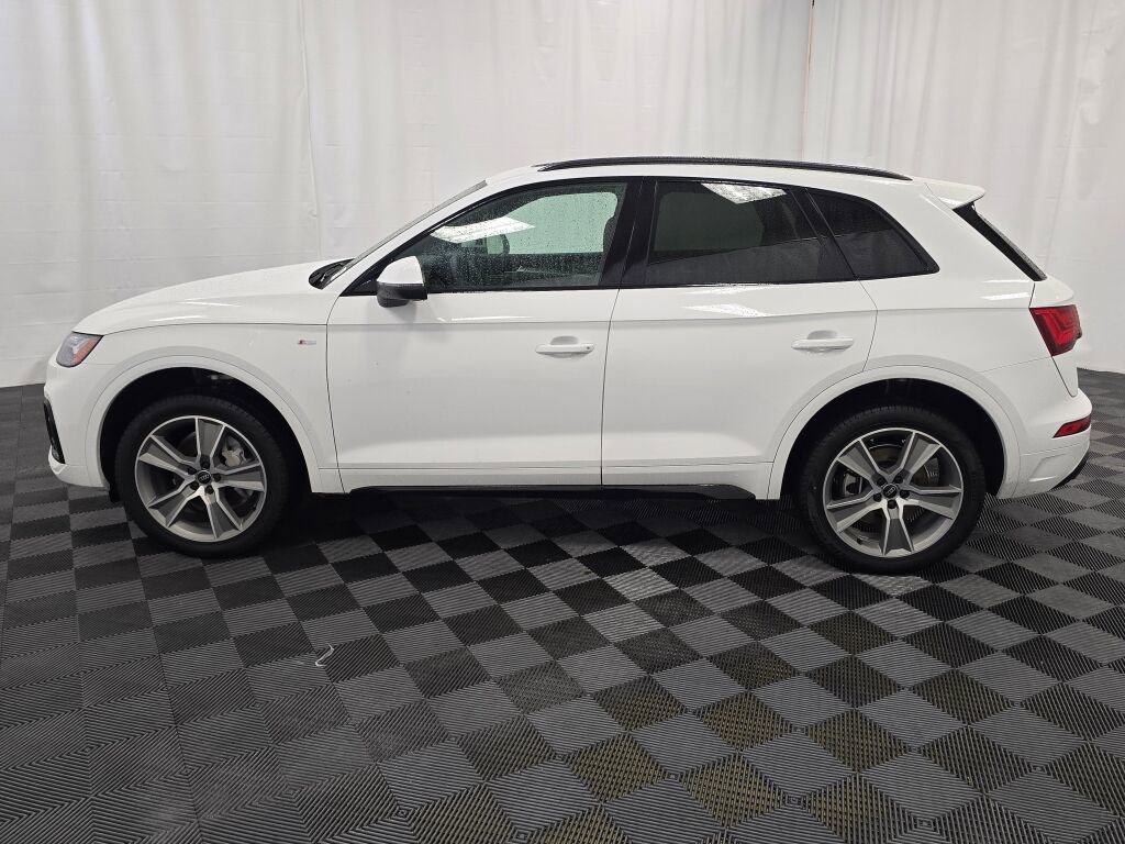 Certified 2025 Audi Q5 2.0T Premium w/ Convenience Plus Package image 3