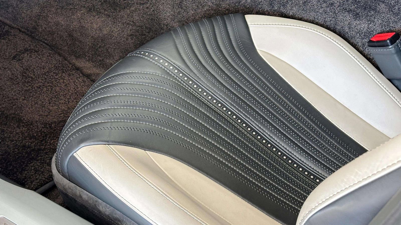 Used 2022 Aston Martin DB11 Coupe image 15