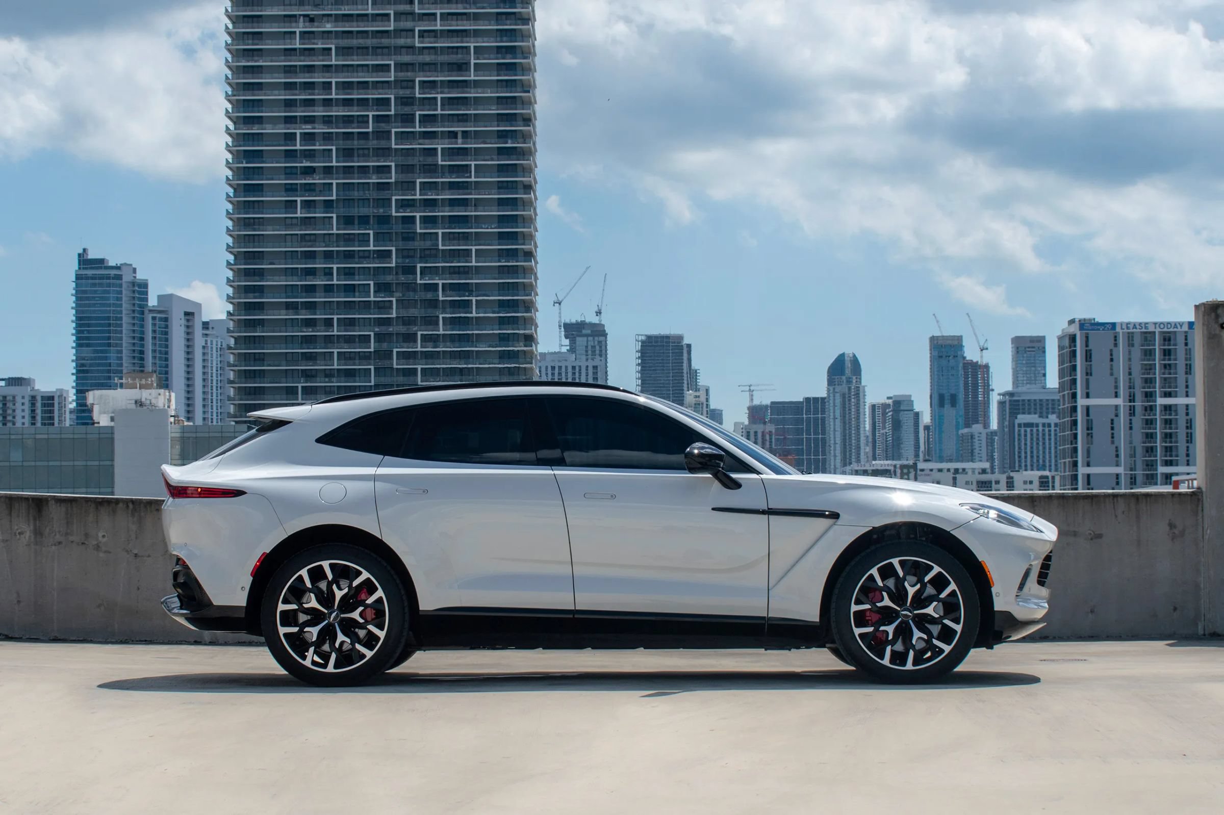 Used 2021 Aston Martin DBX AWD/4WD image 4