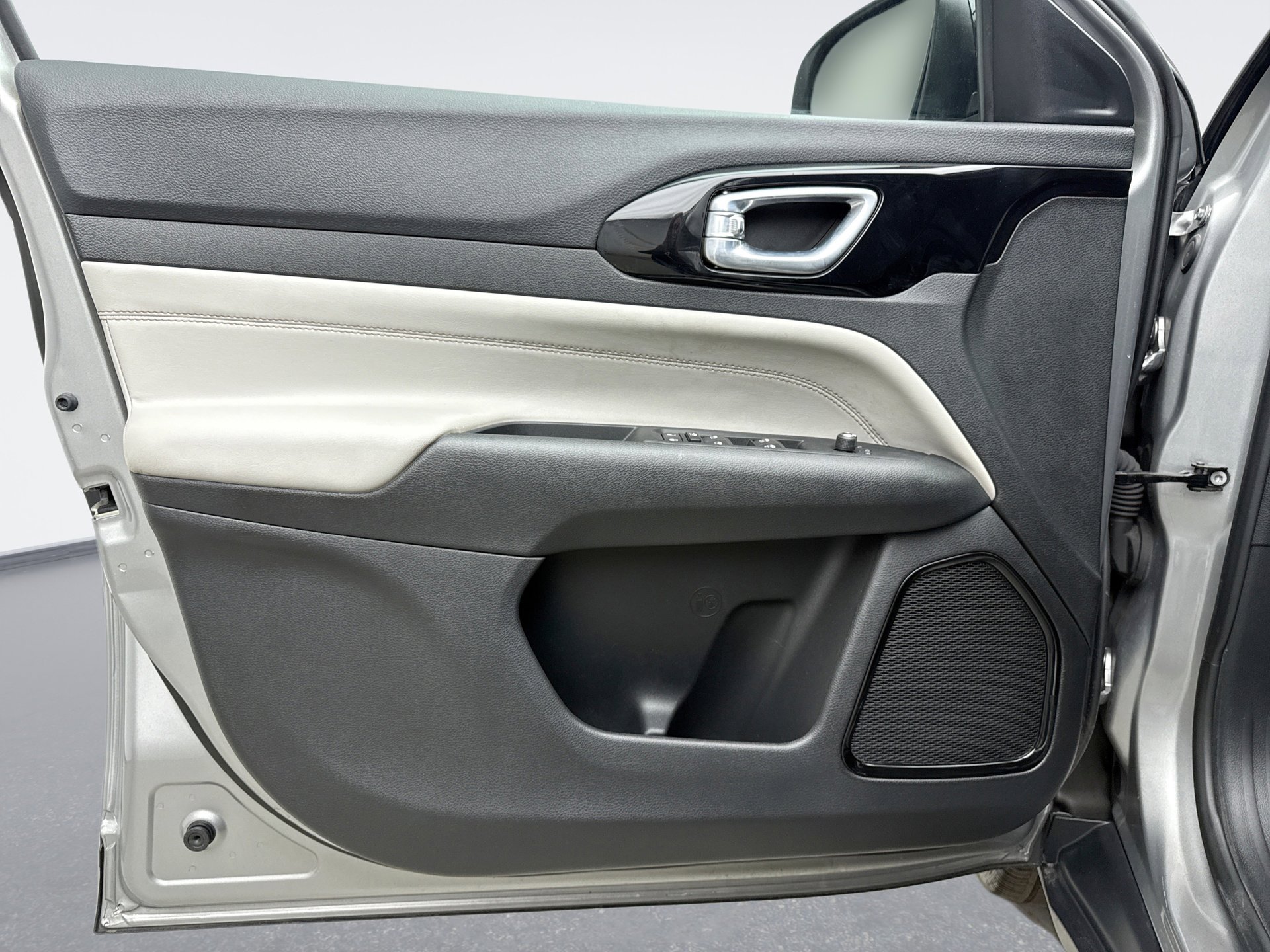 Used 2023 Jeep Compass Limited image 9