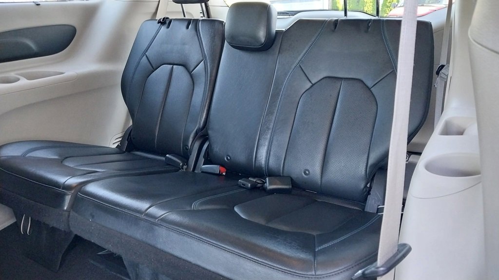 Used 2021 Chrysler Pacifica Touring-L image 16