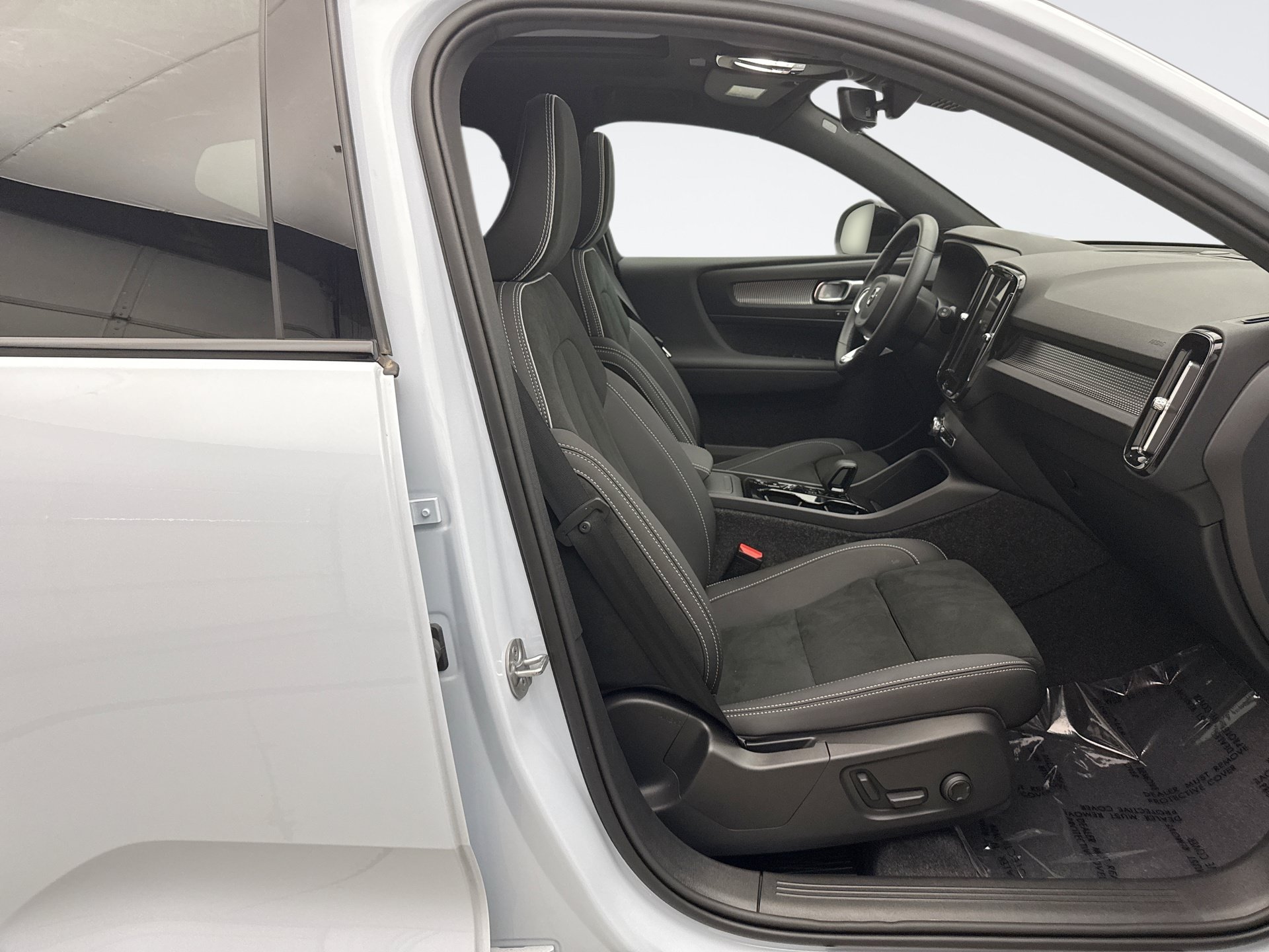 Used 2025 Volvo XC40 B5 Plus AWD/4WD image 17