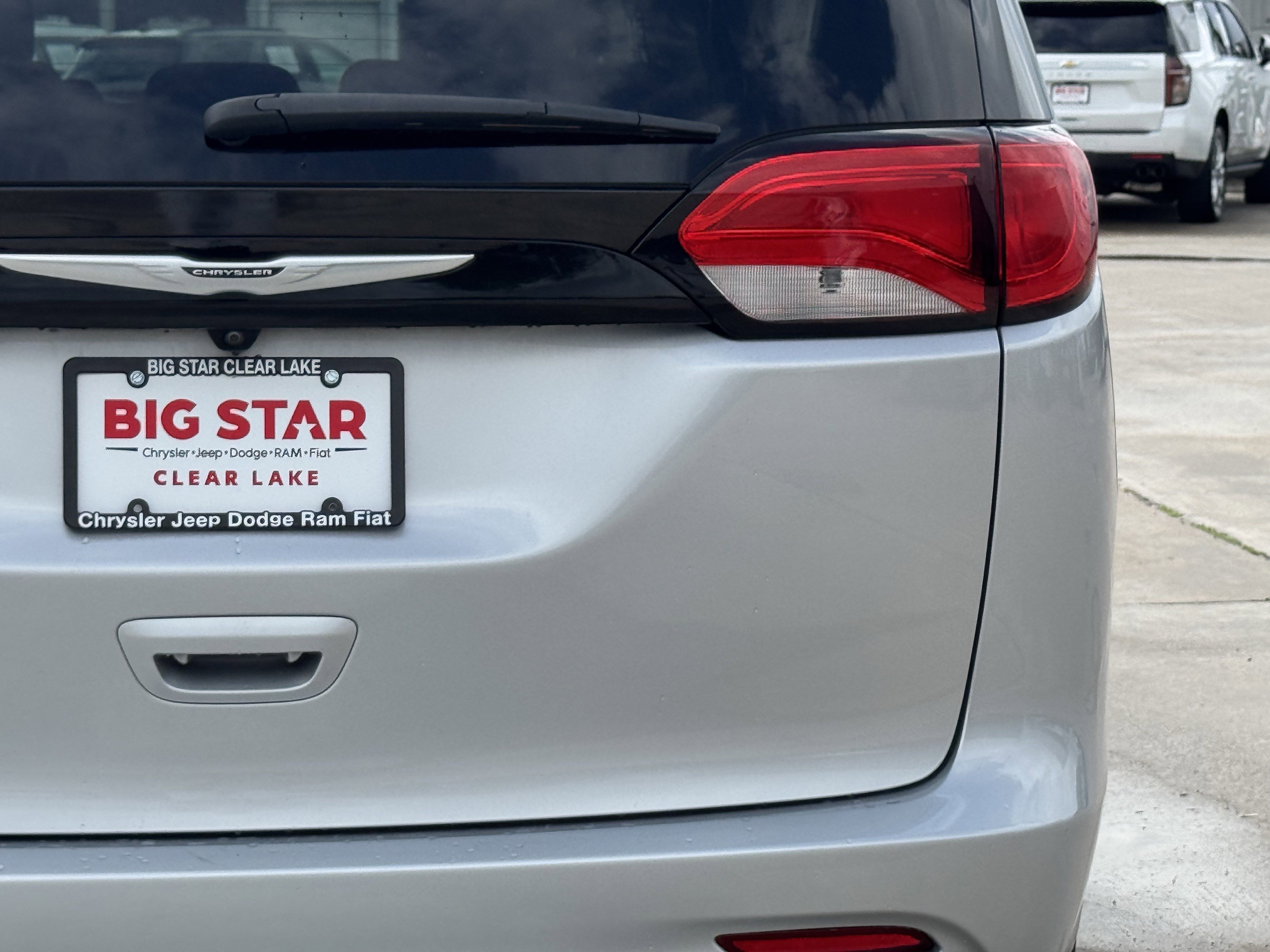 Used 2022 Chrysler Voyager LX image 10