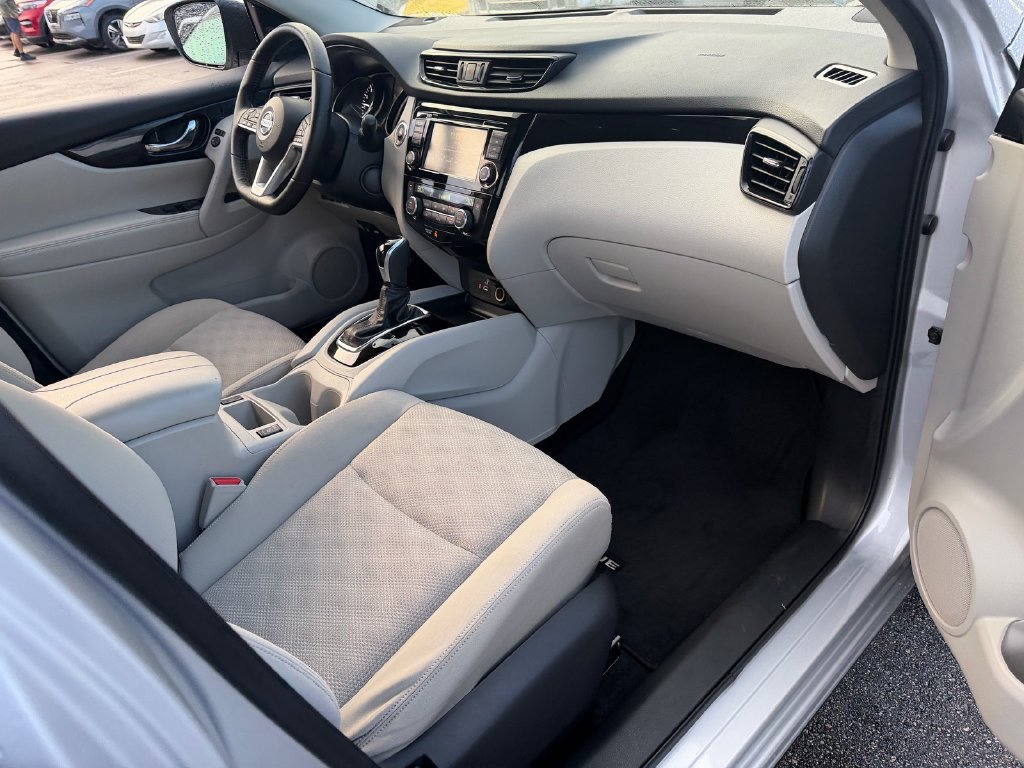 Used 2020 Nissan Rogue Sport SV w/ All-Weather Package AWD/4WD image 17