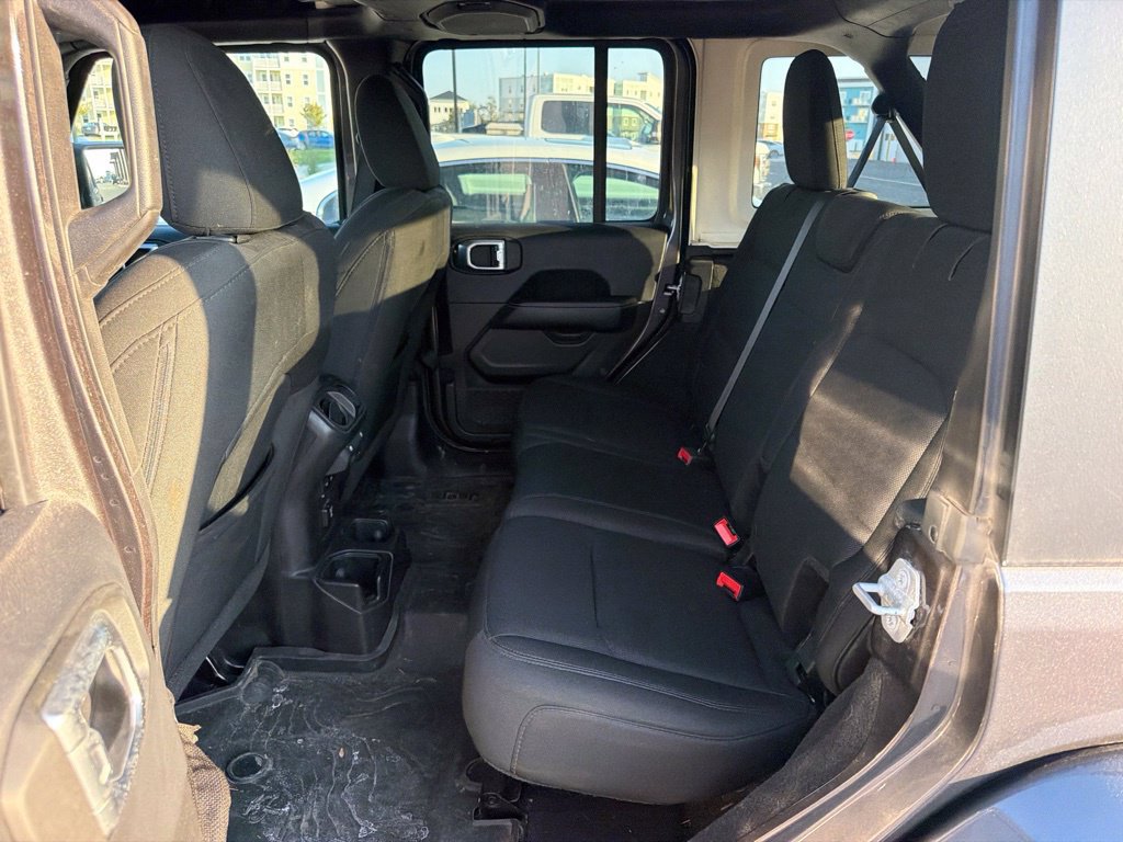 Used 2018 Jeep Wrangler Unlimited Sahara AWD/4WD image 13