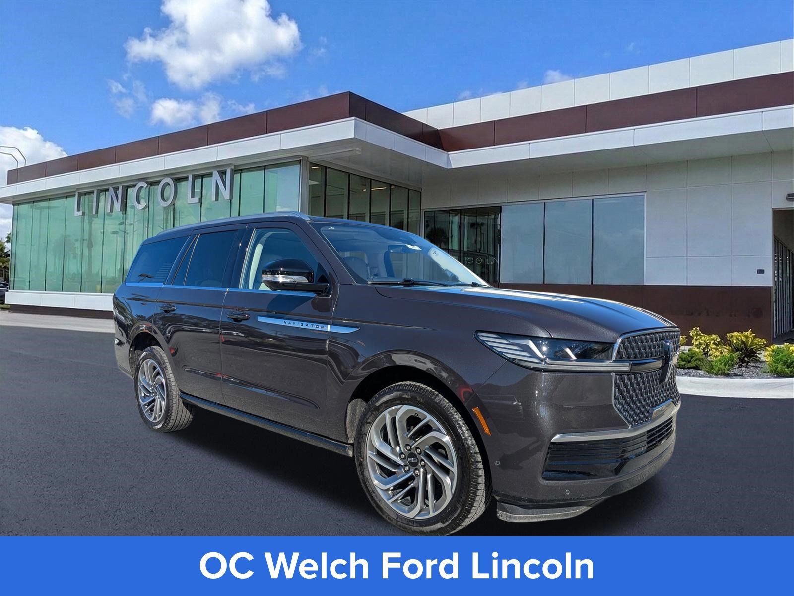 Certified 2025 Lincoln Navigator Reserve AWD/4WD image 3