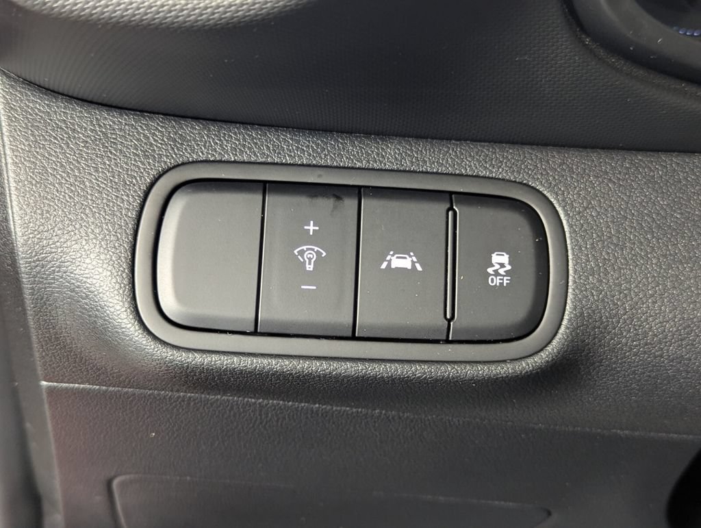 Used 2022 Hyundai Venue Limited FWD image 14