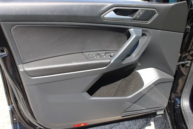 Used 2020 Volkswagen Tiguan SE R-Line FWD image 9