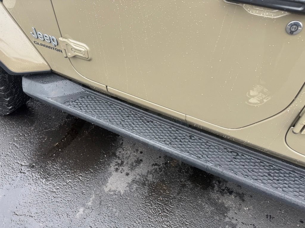 Certified 2020 Jeep Gladiator Overland AWD/4WD image 14