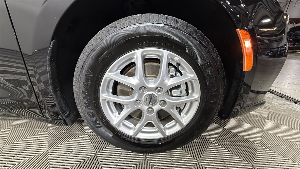 Used 2024 Chrysler Pacifica Touring-L image 37