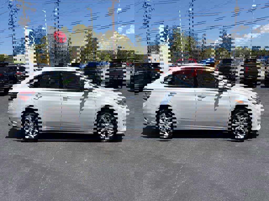 Used 2015 Toyota Avalon Limited FWD image 2