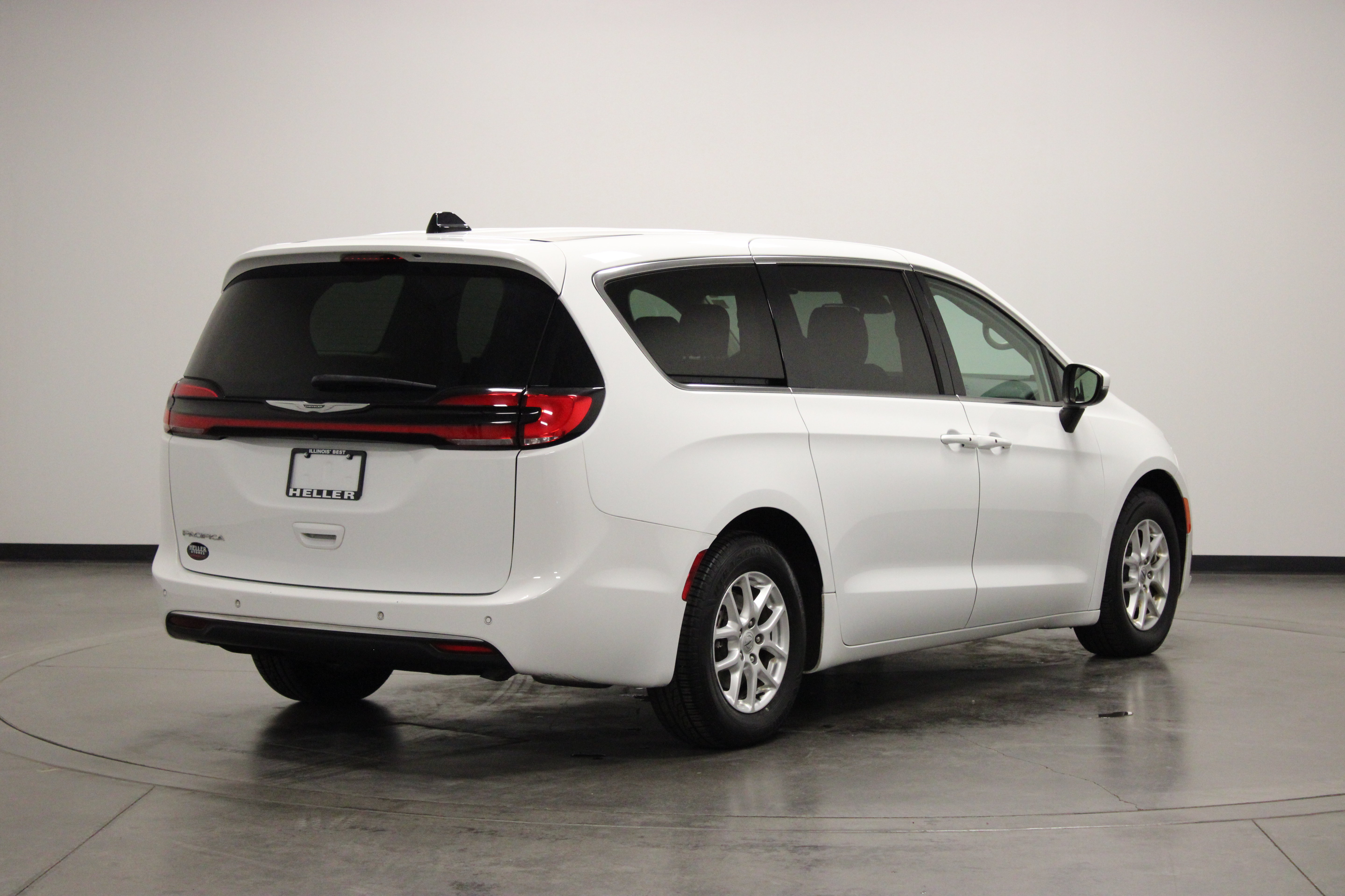 Used 2023 Chrysler Pacifica Touring-L FWD image 8