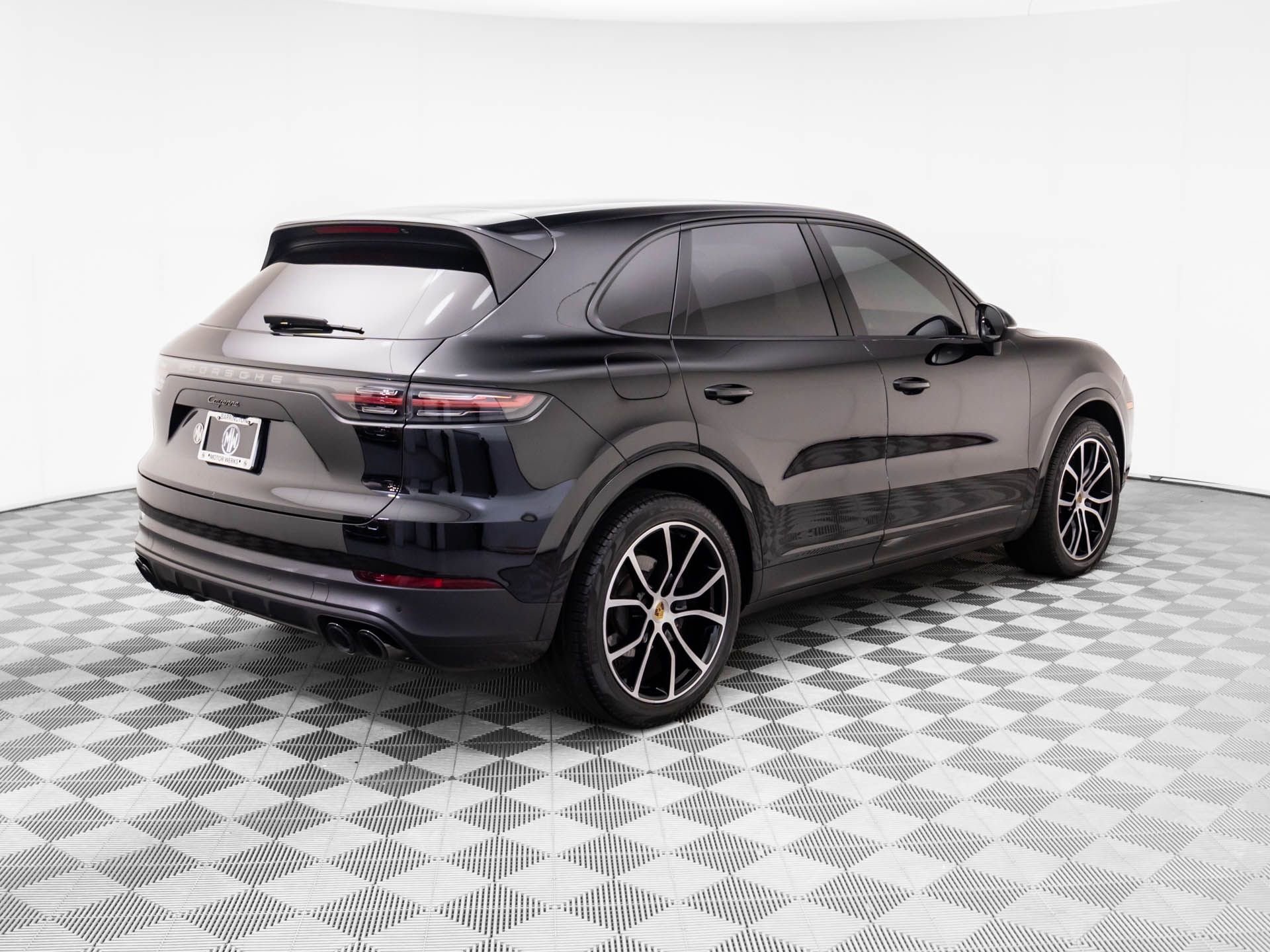Certified 2023 Porsche Cayenne Platinum Edition image 8