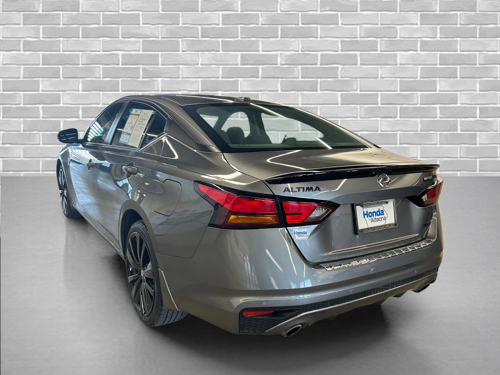 Used 2022 Nissan Altima 2.5 SR w/ Midnight Edition Package image 3