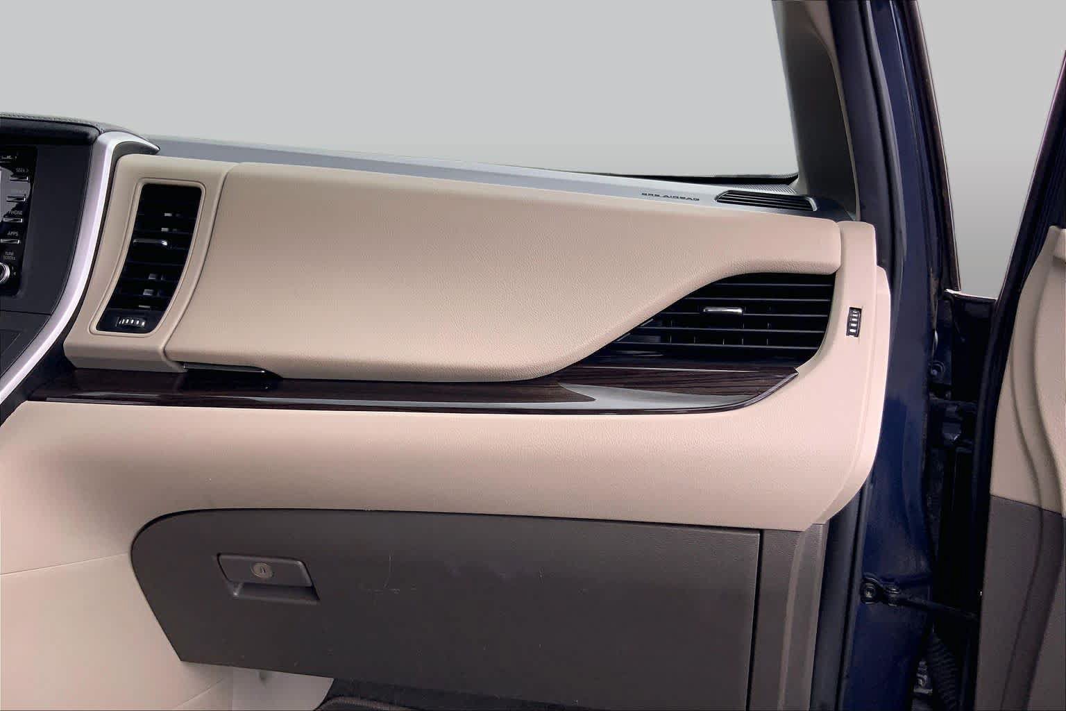 Used 2020 Toyota Sienna XLE Premium FWD image 18