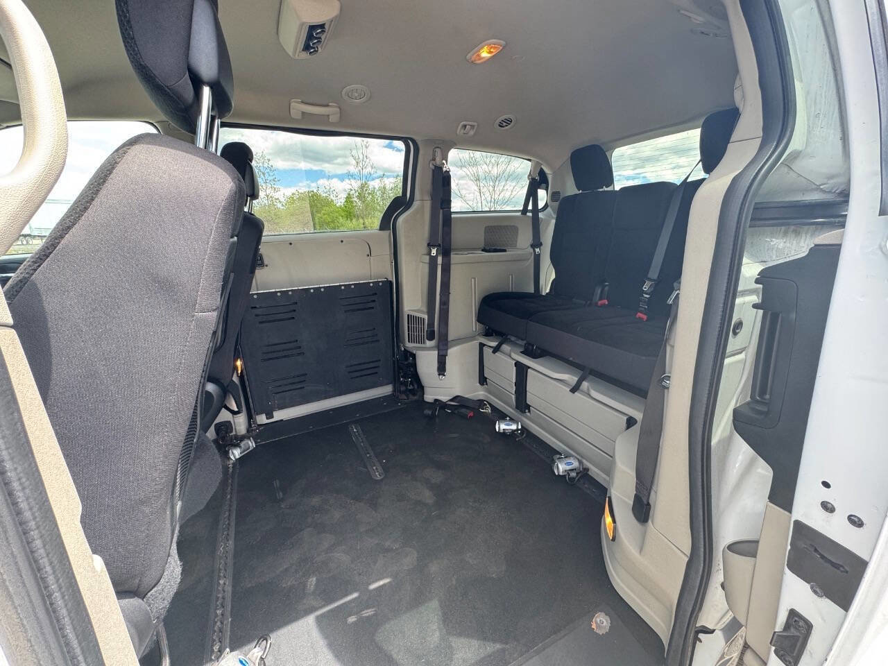 Used 2018 Dodge Grand Caravan SE FWD image 12