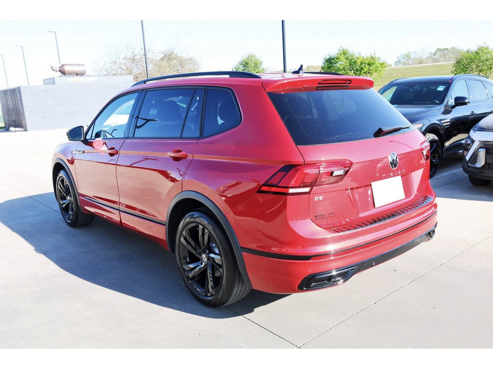 Used 2024 Volkswagen Tiguan SE R-Line w/ MDO Package, Three-Row image 6