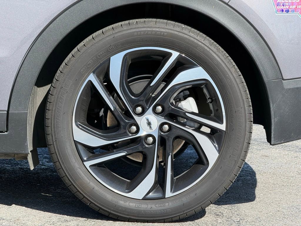 Used 2023 Chevrolet Bolt LT w/ Infotainment Package FWD image 3