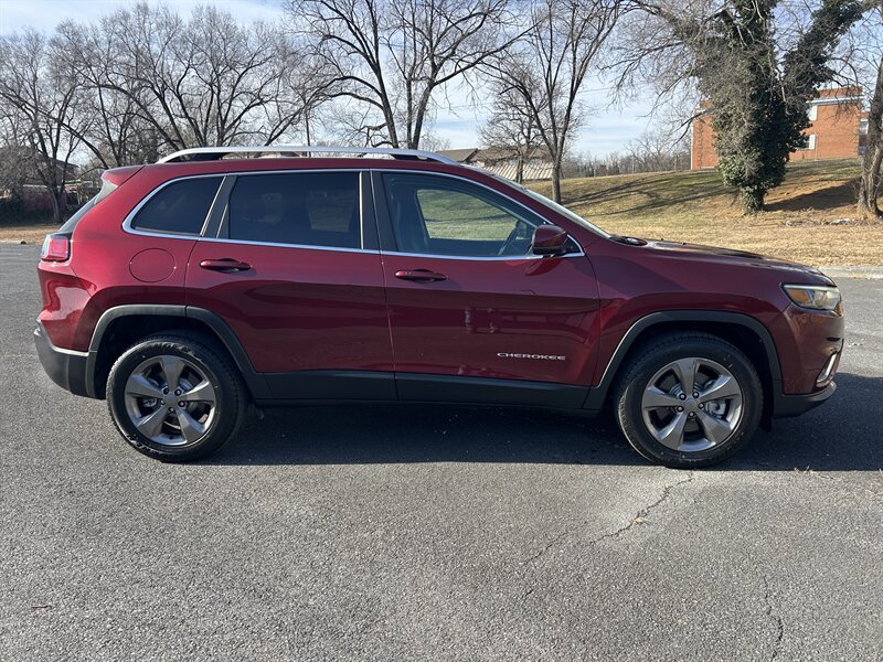 Used 2019 Jeep Cherokee Limited AWD/4WD image 6