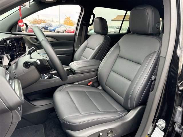 Used 2025 Chevrolet Traverse LT image 11