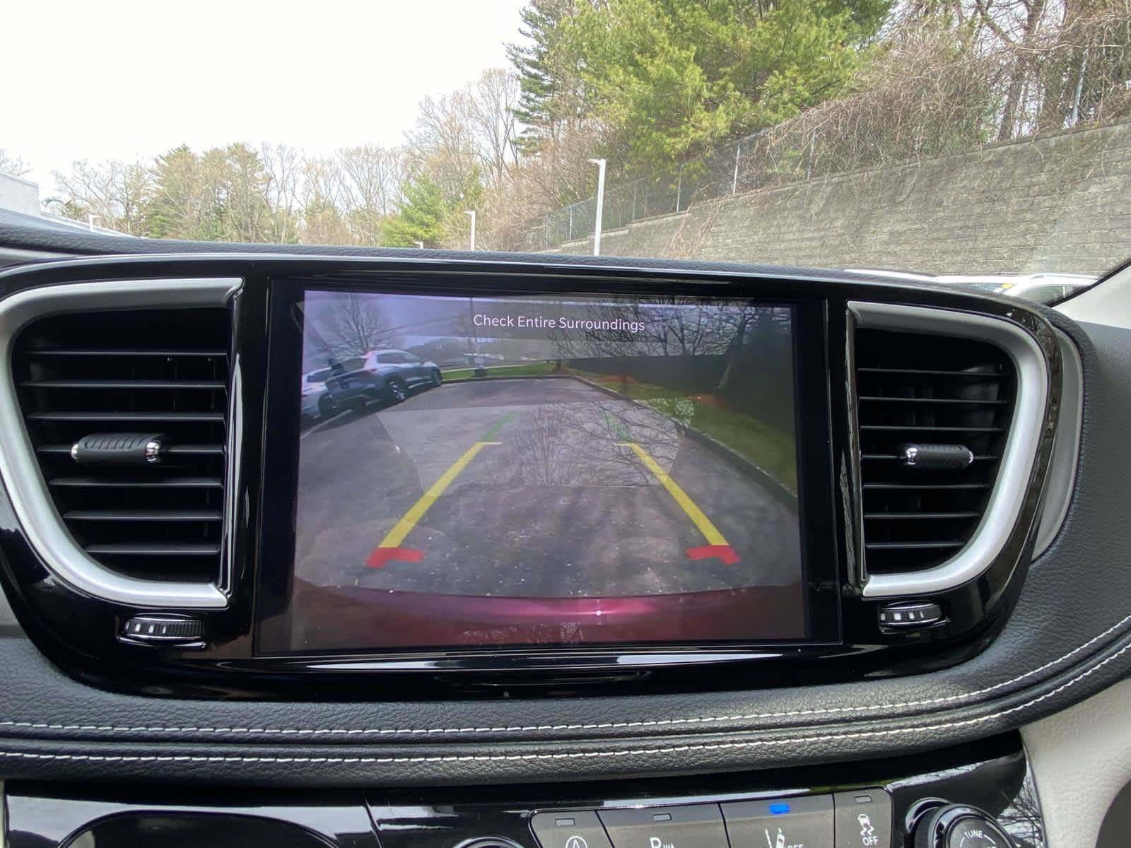 Used 2023 Chrysler Pacifica Touring-L AWD/4WD image 19
