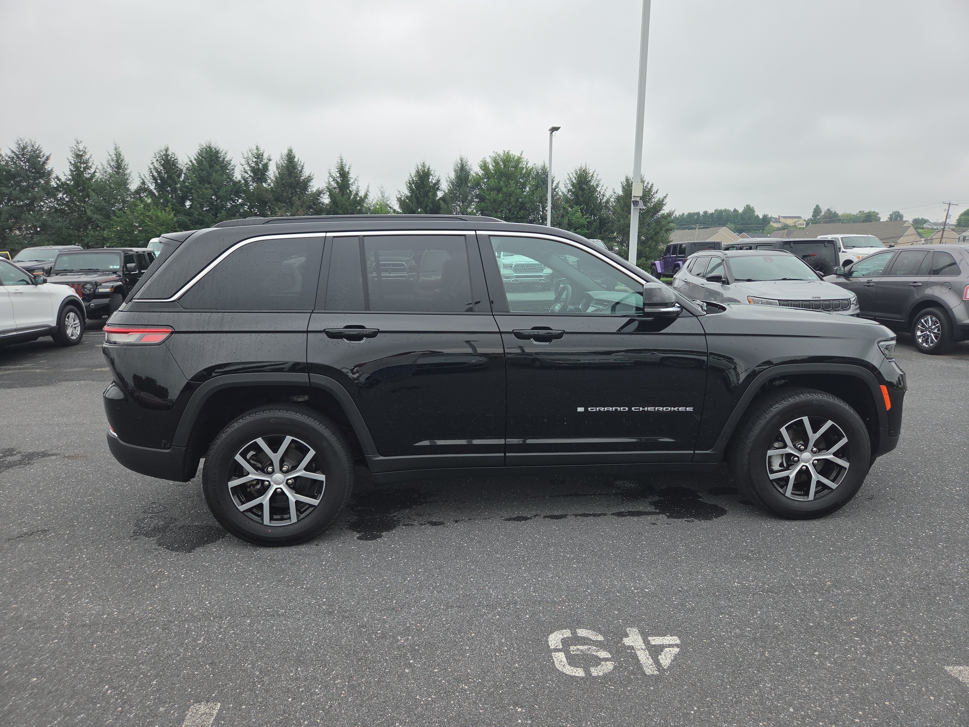 Certified 2025 Jeep Grand Cherokee Limited w/ Luxury Tech Group II AWD/4WD image 14