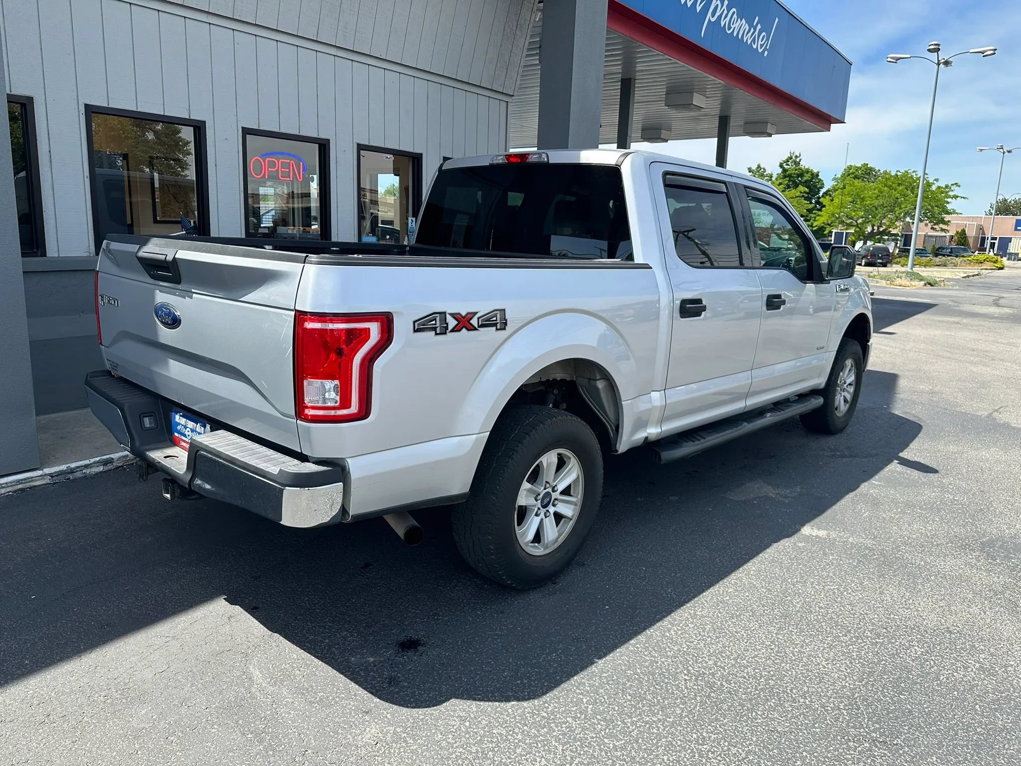 Used 2015 Ford F150 XLT AWD/4WD image 21