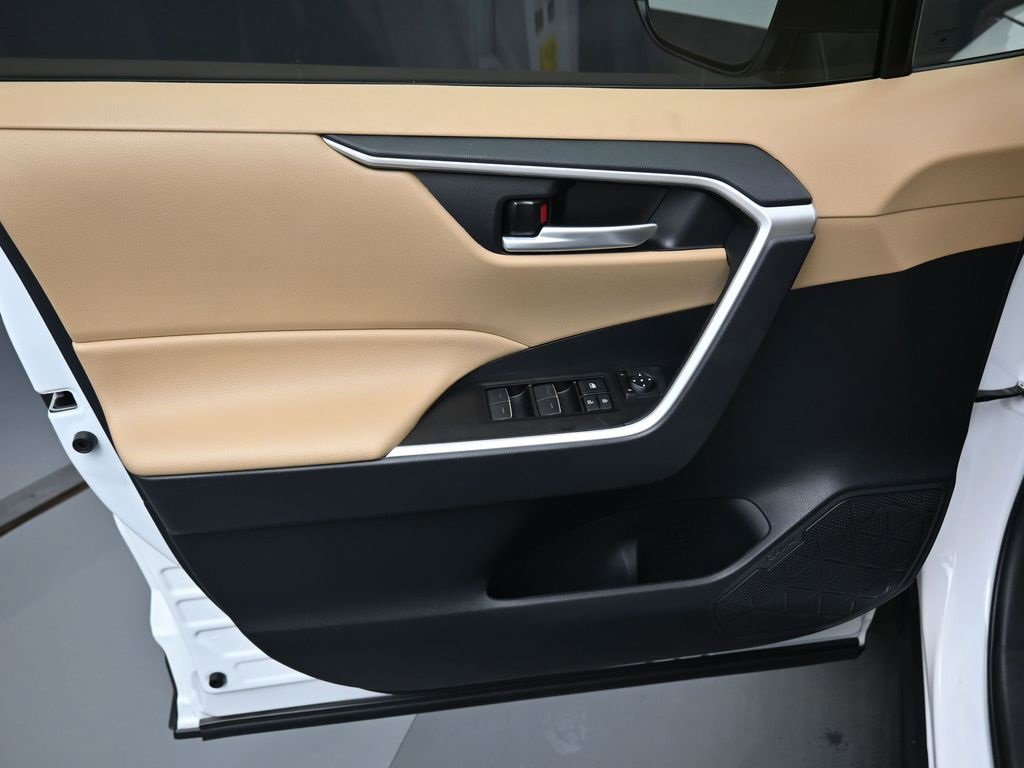 Used 2025 Toyota RAV4 XLE image 11