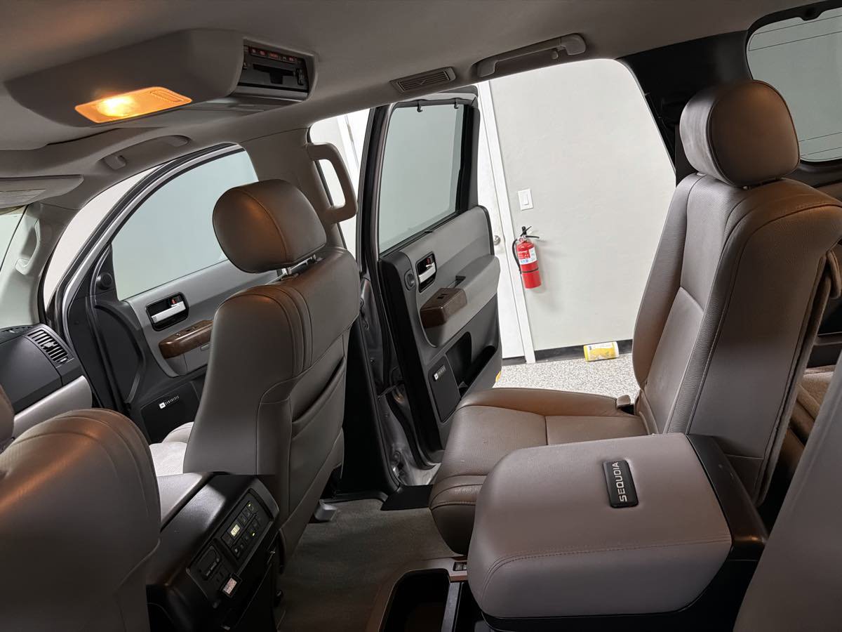 Used 2010 Toyota Sequoia Platinum RWD image 30