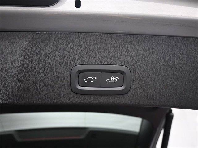 Used 2024 Volvo XC40 B5 Plus image 31