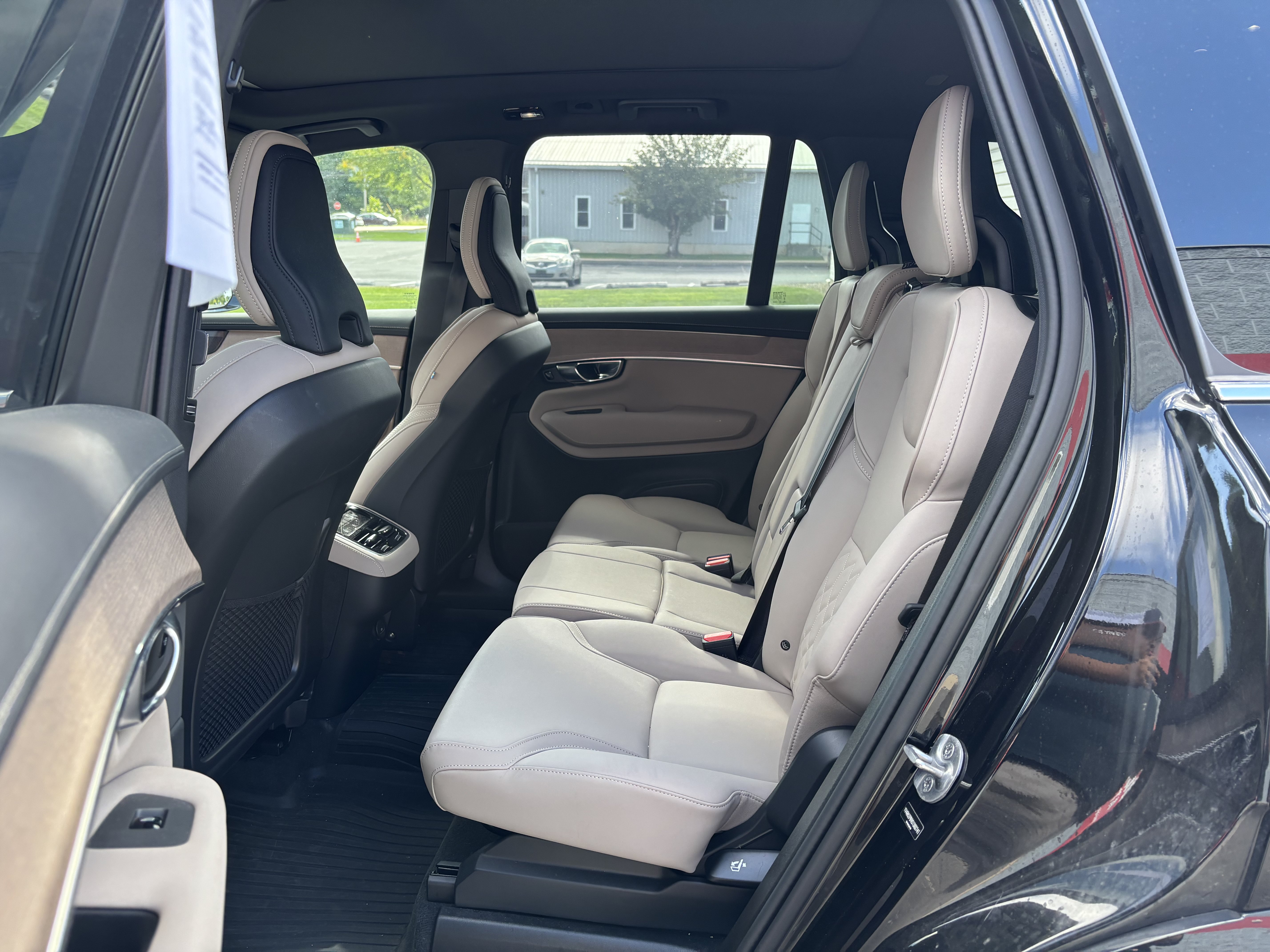 Used 2025 Volvo XC90 B6 Plus w/ Protection Package Premier AWD/4WD image 14
