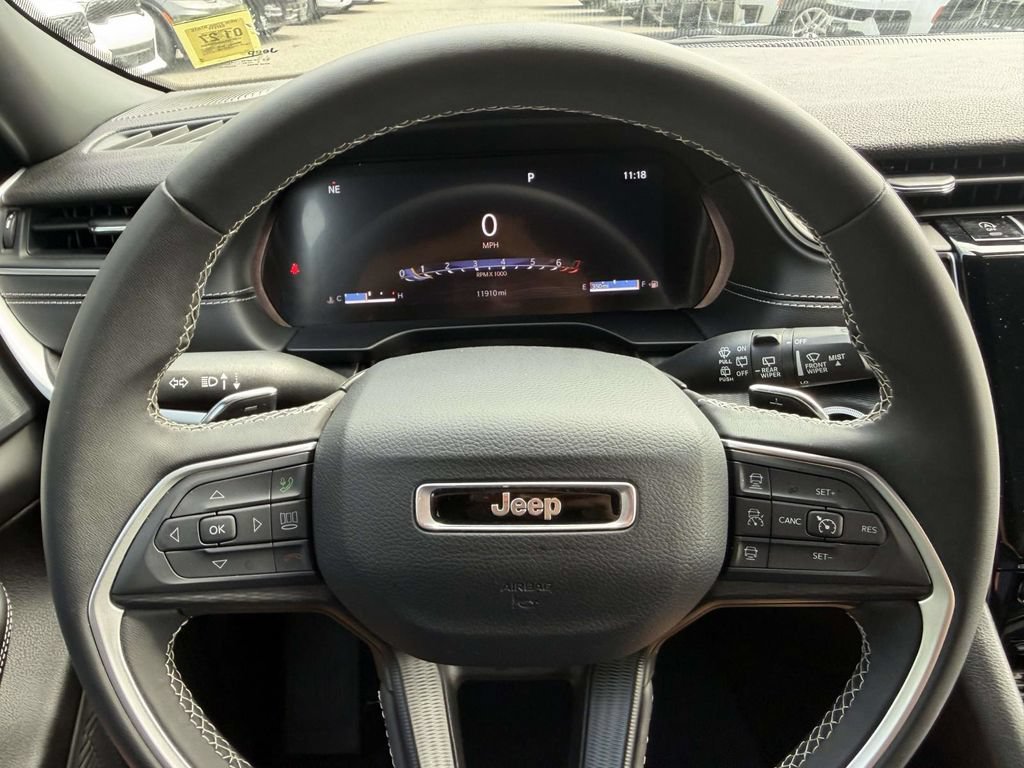 Certified 2025 Jeep Grand Cherokee Laredo AWD/4WD image 29