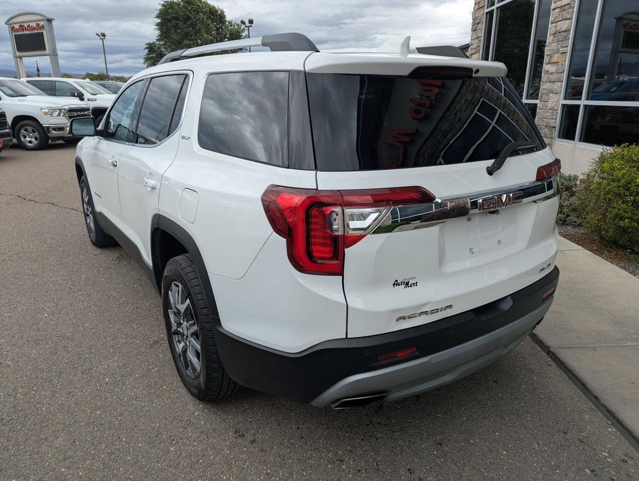 Used 2023 GMC Acadia SLT AWD/4WD image 3